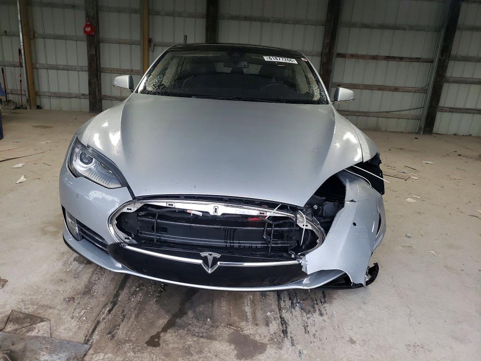 61877266 :رقم المزاد ، 5YJSA1H24FFP79091 vin ، 2015 Tesla Model S مزاد بيع