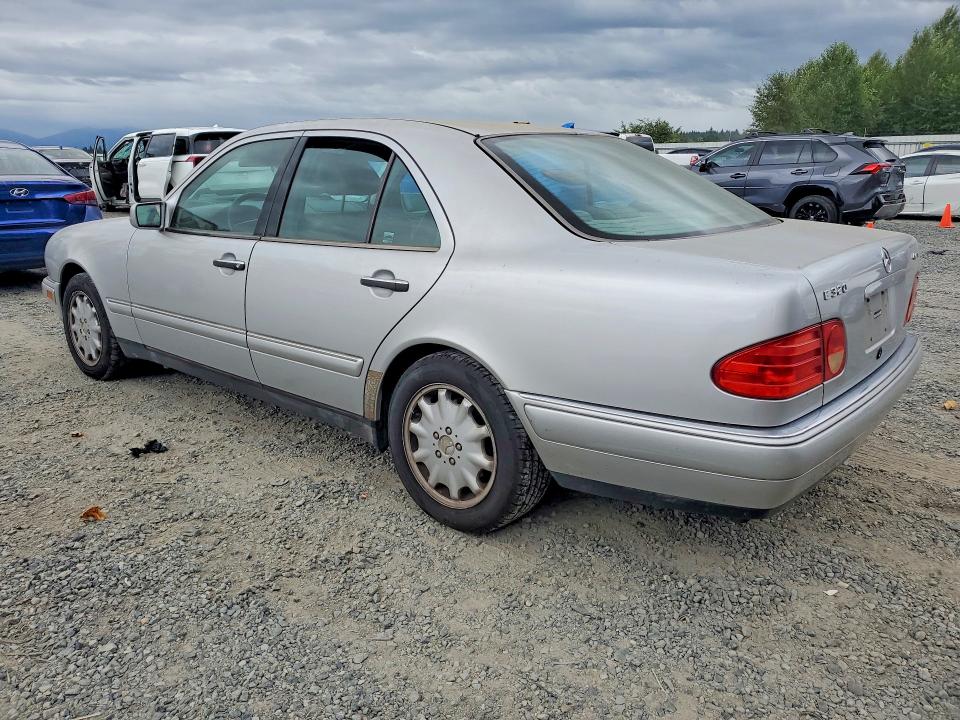 63040206 :رقم المزاد ، WDBJF82H4XX018540 vin ، 1999 Mercedes-benz E مزاد بيع