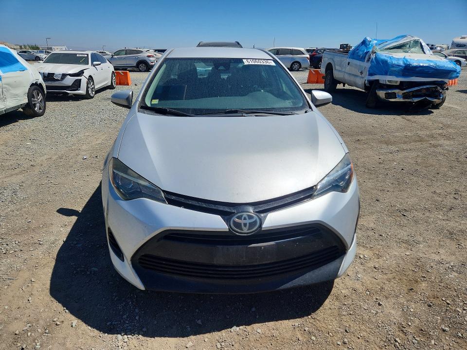 61060336 :رقم المزاد ، 5YFBURHE8HP658328 vin ، 2017 Toyota Corolla مزاد بيع