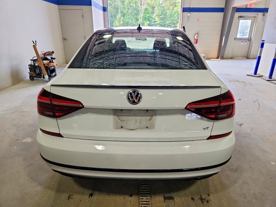 61727106 :رقم المزاد ، 1VWJM7A3XJC038648 vin ، 2018 Volkswagen Passat مزاد بيع