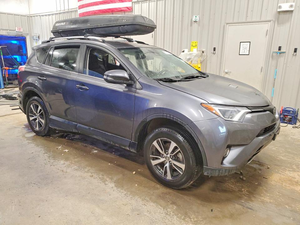 Продажа на аукционе авто 2017 Toyota Rav4, vin: JTMWFREV0HJ105483, номер лота: 61975956