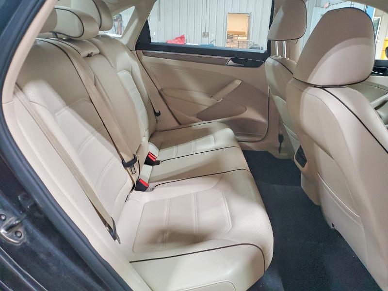 60668206 :رقم المزاد ، 1VWBT7A37HC069731 vin ، 2017 Volkswagen Passat مزاد بيع