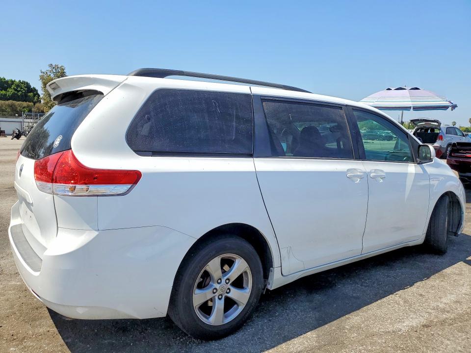 63141186 :رقم المزاد ، 5TDKK3DC4BS049095 vin ، 2011 Toyota Sienna مزاد بيع