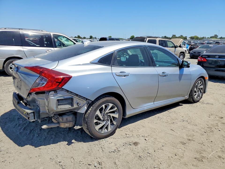60702766 :رقم المزاد ، 19XFC2F84JE202522 vin ، 2018 Honda Civic مزاد بيع