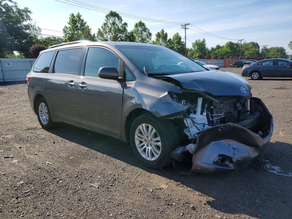 Продаж на аукціоні авто 2017 Toyota Sienna, vin: 5TDYZ3DC5HS813678, номер лоту: 61111476