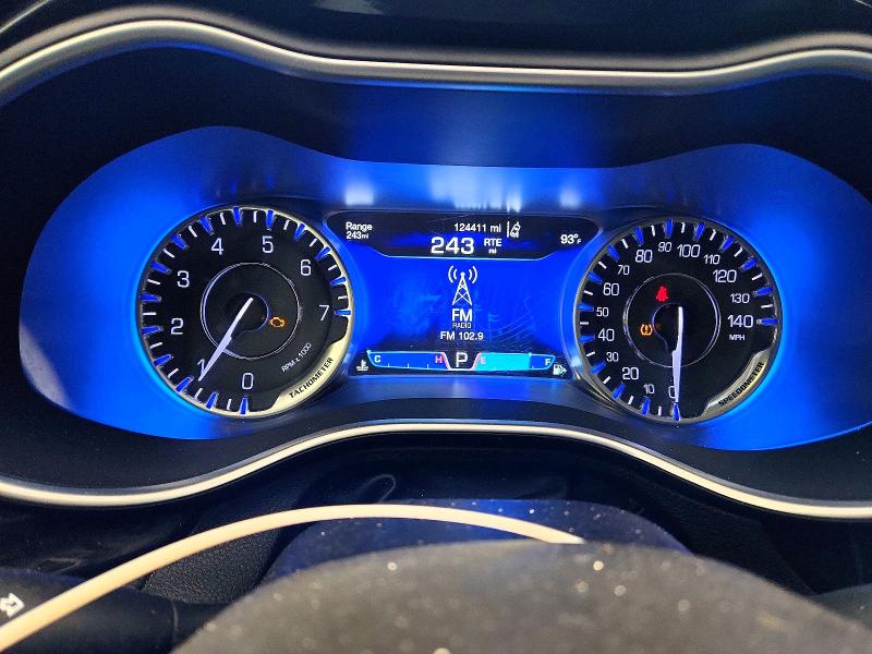 60689846 :رقم المزاد ، 1C3CCCEG2FN593176 vin ، 2015 Chrysler 200 مزاد بيع
