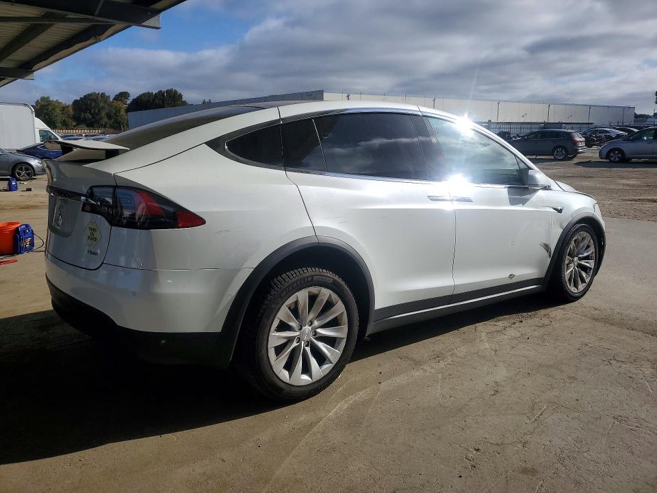 95588025 :رقم المزاد ، 5YJXCBE28JF141476 vin ، 2018 Tesla Model X مزاد بيع