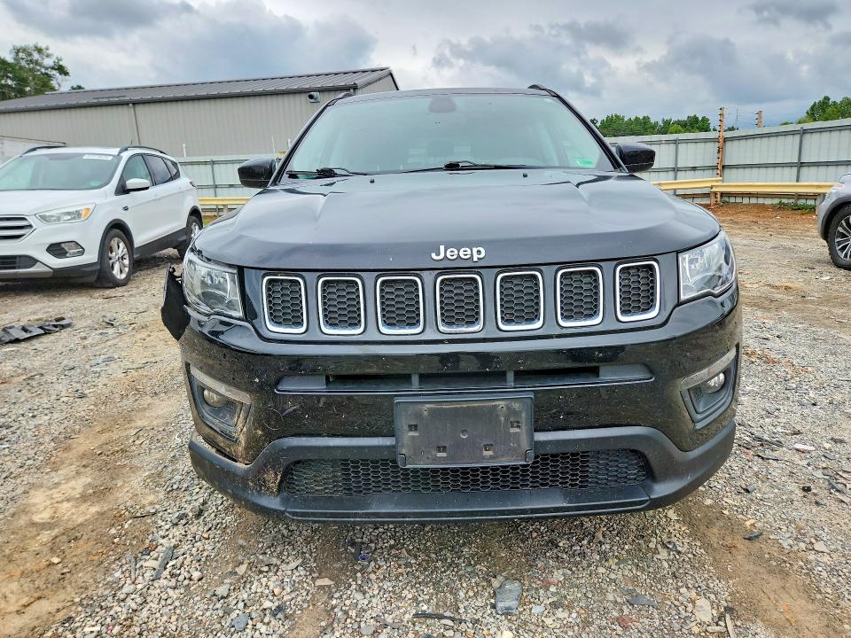 62034376 :رقم المزاد ، 3C4NJDBBXJT161565 vin ، 2018 Jeep Compass مزاد بيع
