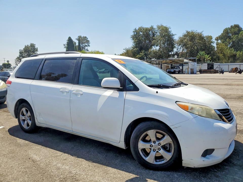 63141186 :رقم المزاد ، 5TDKK3DC4BS049095 vin ، 2011 Toyota Sienna مزاد بيع