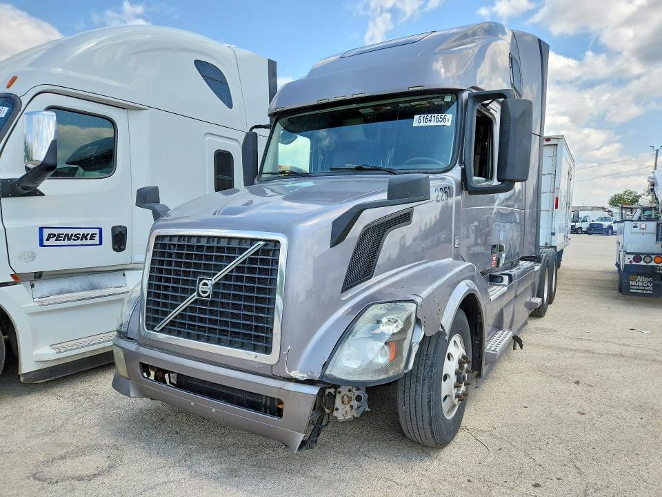 2015 Volvo Vnl 670 მანქანა იყიდება აუქციონზე, vin: 4V4NC9EH9FN922251, აუქციონის ნომერი: 61641656