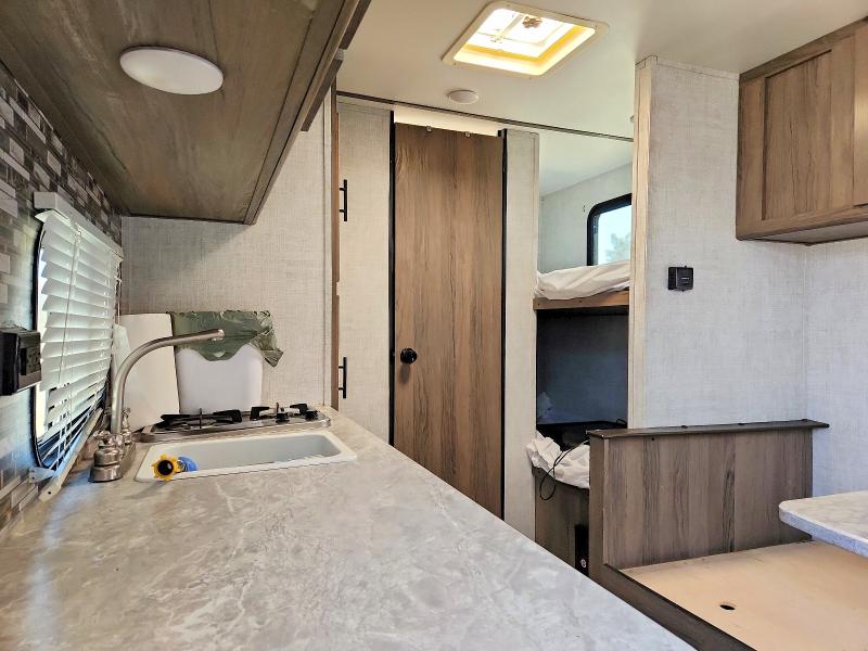 61512386 :رقم المزاد ، 1NL1G211XM1143115 vin ، 2021 Gulf Stream Enlighten مزاد بيع