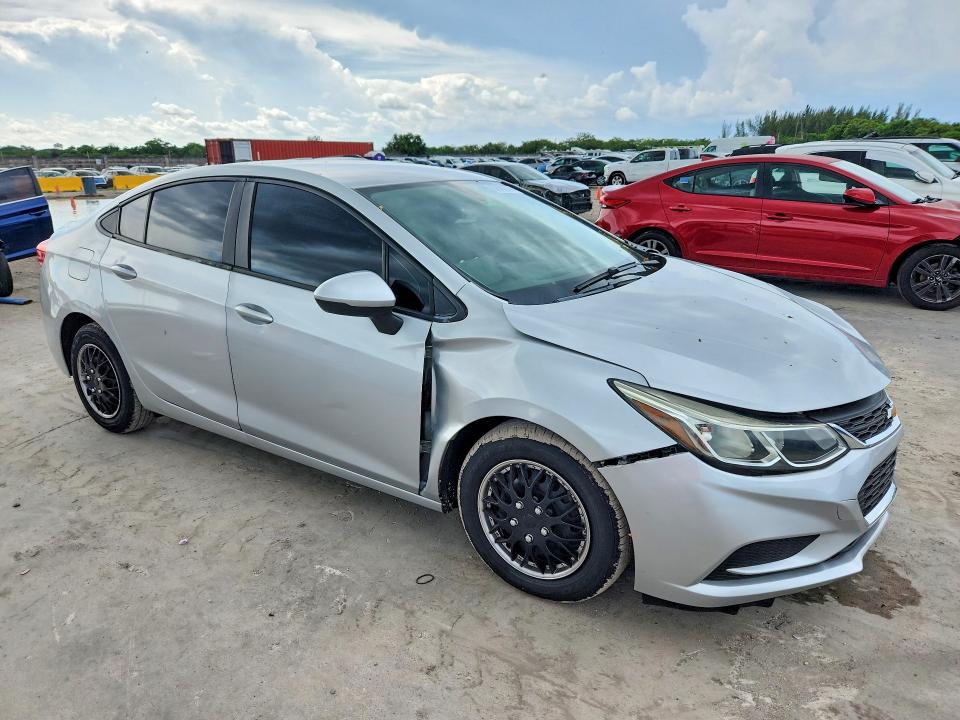 62992236 :رقم المزاد ، 1G1BC5SM1J7175310 vin ، 2018 Chevrolet Cruze مزاد بيع