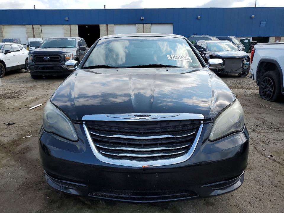 61601536 :رقم المزاد ، 1C3BC8FG8BN575380 vin ، 2011 Chrysler 200 مزاد بيع
