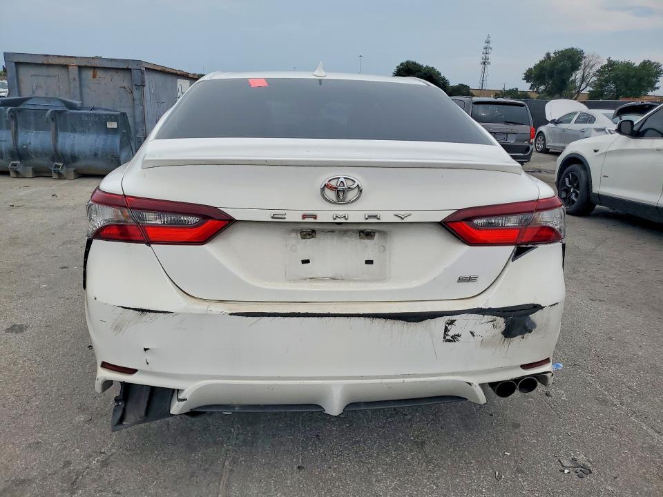 61804126 :رقم المزاد ، 4T1G11AK1MU530859 vin ، 2021 Toyota Camry مزاد بيع