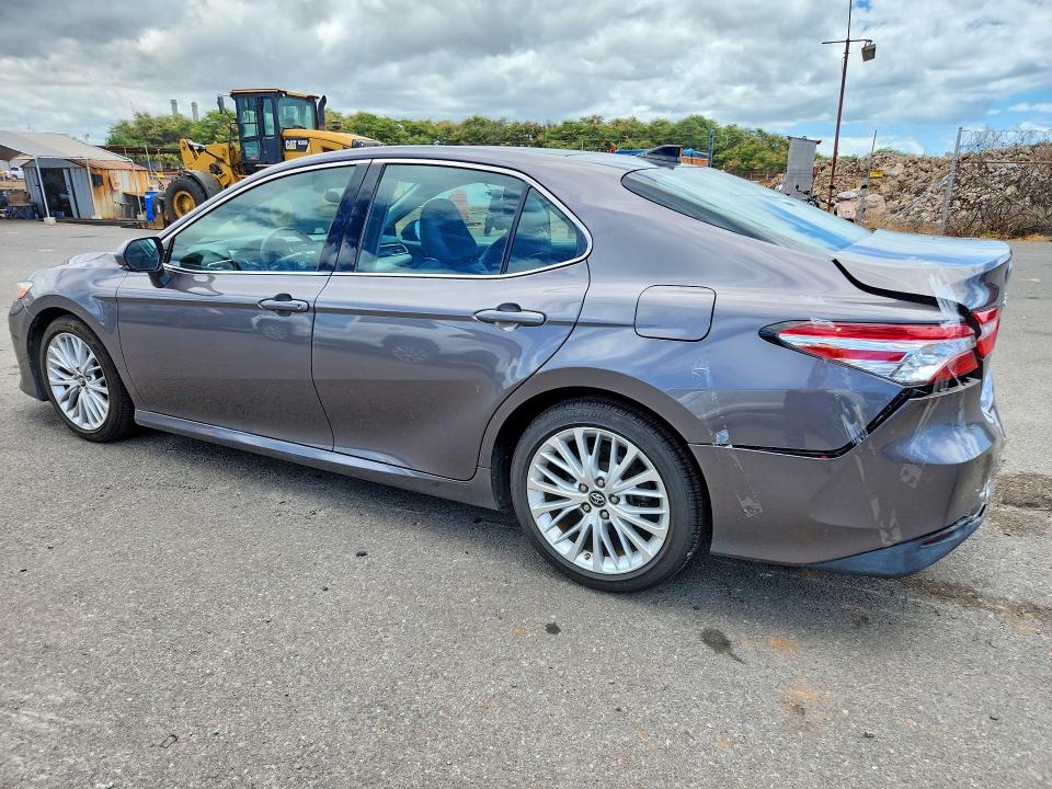 63242816 :رقم المزاد ، 4T1B11HK0JU070556 vin ، 2018 Toyota Camry مزاد بيع