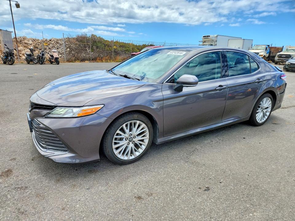 63242816 :رقم المزاد ، 4T1B11HK0JU070556 vin ، 2018 Toyota Camry مزاد بيع