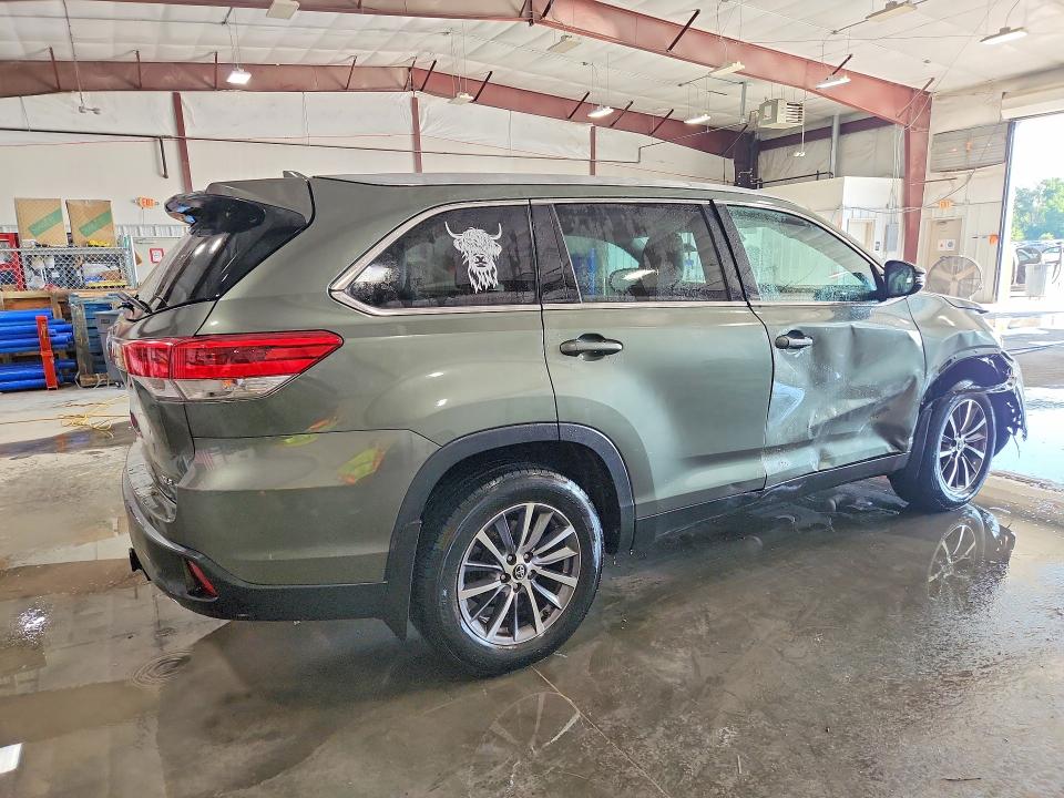 2019 Toyota Highlander მანქანა იყიდება აუქციონზე, vin: 5TDJZRFH7KS979592, აუქციონის ნომერი: 60074496
