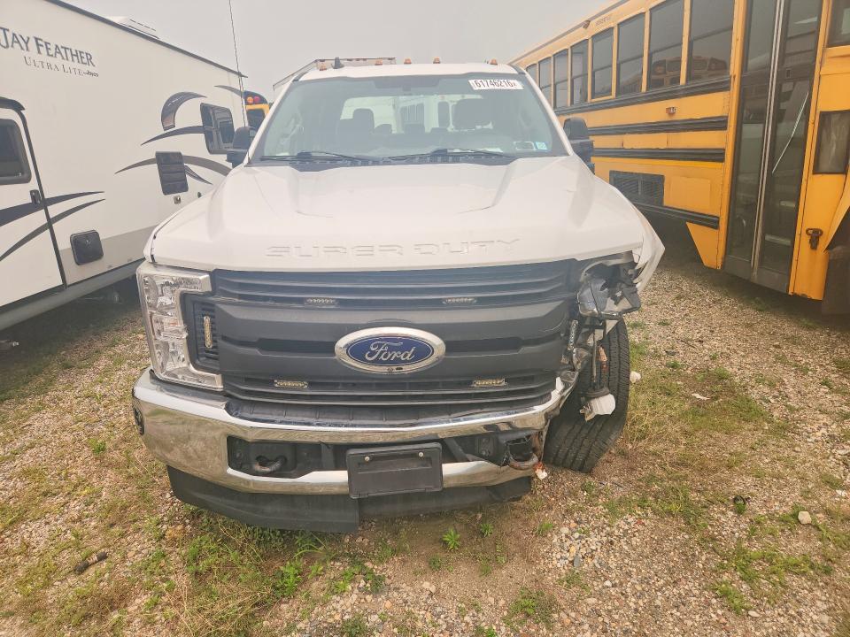 61746216 :رقم المزاد ، 1FT8W3BT8KEF92120 vin ، 2019 Ford F350 مزاد بيع
