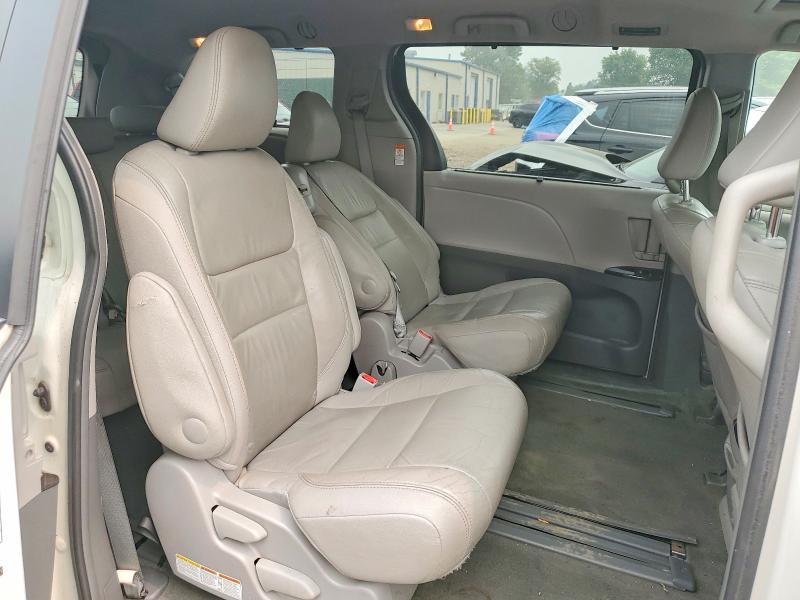 61737636 :رقم المزاد ، 5TDYK3DC4FS601176 vin ، 2015 Toyota Sienna مزاد بيع