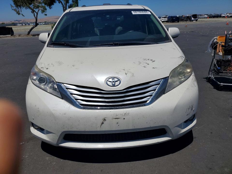 60786666 :رقم المزاد ، 5TDYK3DC3BS030404 vin ، 2011 Toyota Sienna مزاد بيع