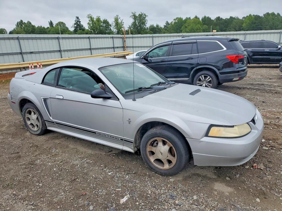60819206 :رقم المزاد ، 1FAFP4047YF226325 vin ، 2001 Ford Mustang مزاد بيع
