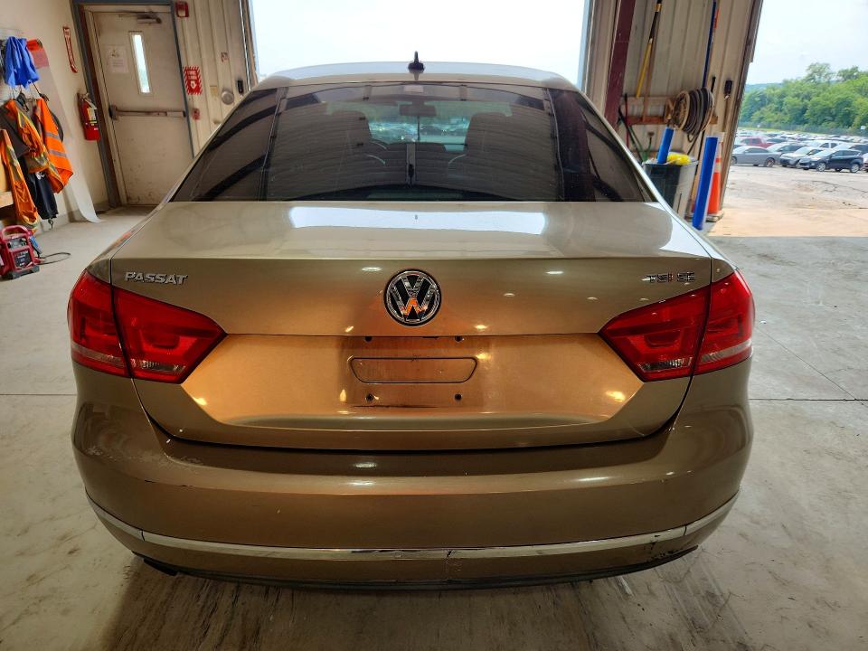 61118006 :رقم المزاد ، 1VWBT7A38FC033561 vin ، 2015 Volkswagen Passat مزاد بيع