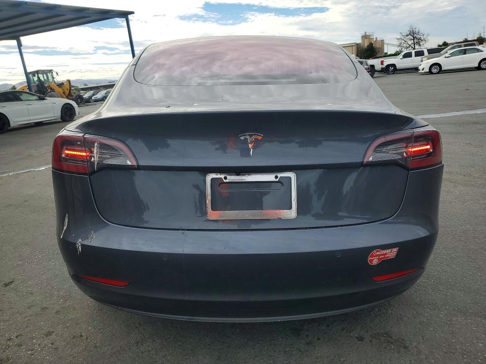 61368246 :رقم المزاد ، 5YJ3E1EA2JF009548 vin ، 2018 Tesla Model 3 مزاد بيع