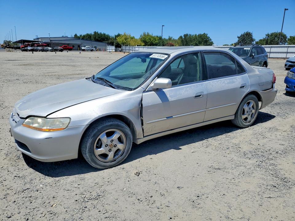 Auction sale of the 1998 Honda Accord, vin: 1HGCG6676WA105873, lot number: 61713556