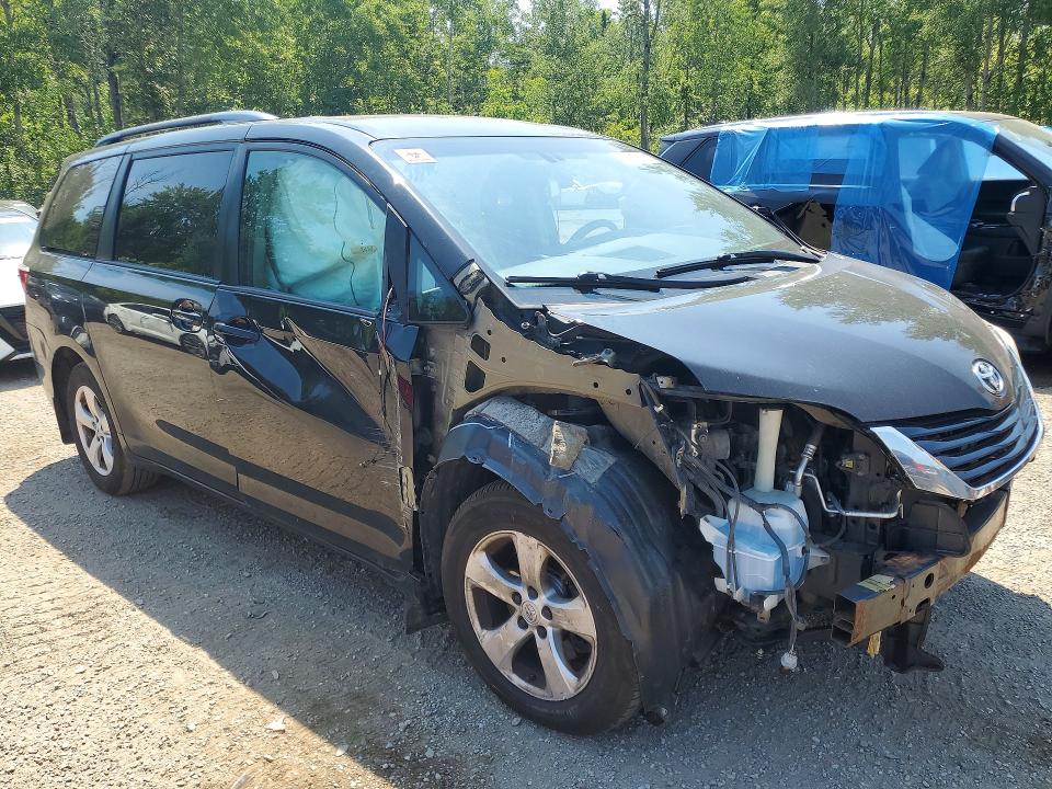 60627116 :رقم المزاد ، 5TDKZ3DC3HS860391 vin ، 2017 Toyota Sienna مزاد بيع