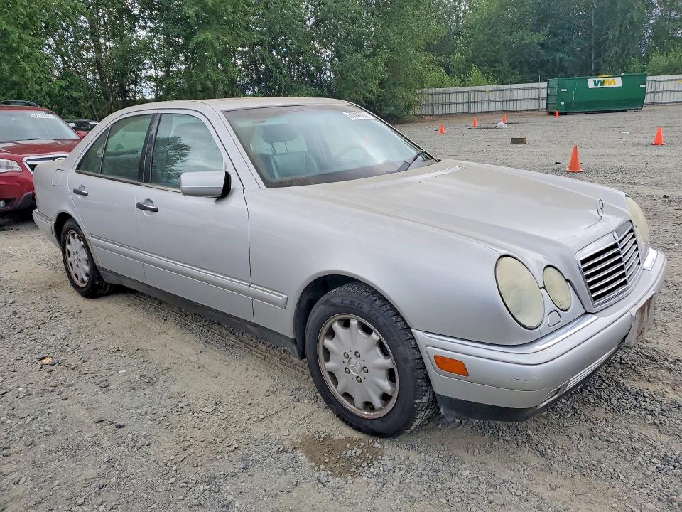 63040206 :رقم المزاد ، WDBJF82H4XX018540 vin ، 1999 Mercedes-benz E مزاد بيع