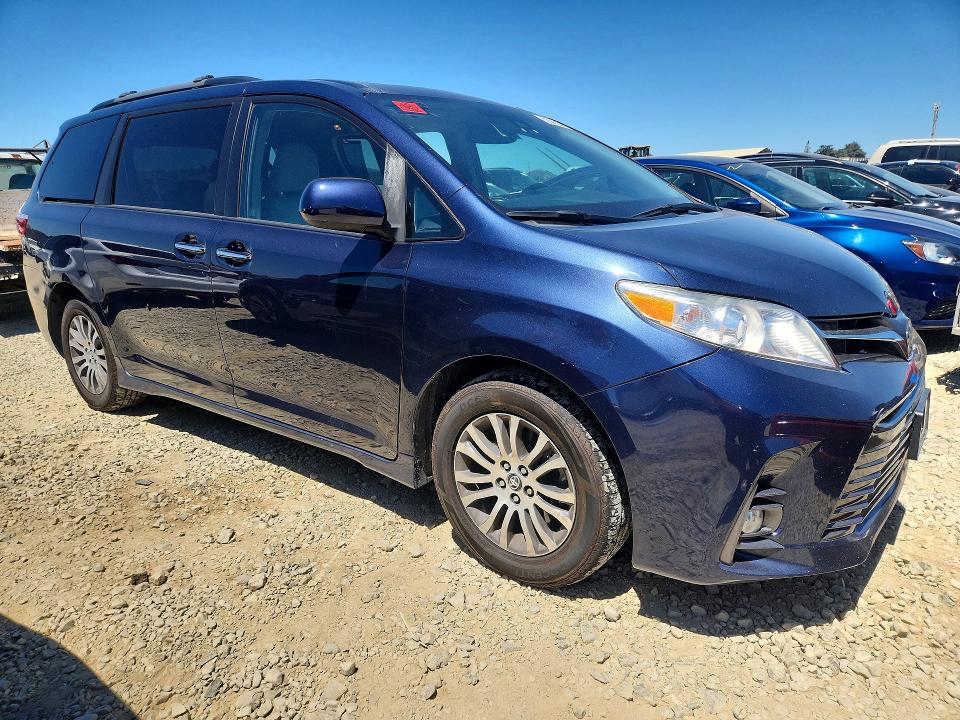 62844226 :رقم المزاد ، 5TDYZ3DC8JS928331 vin ، 2018 Toyota Sienna مزاد بيع