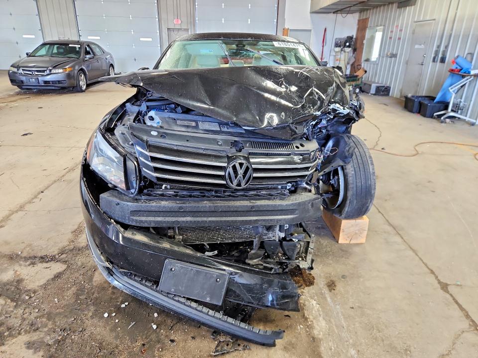 61851476 :رقم المزاد ، 1VWAS7A33FC111761 vin ، 2015 Volkswagen Passat مزاد بيع