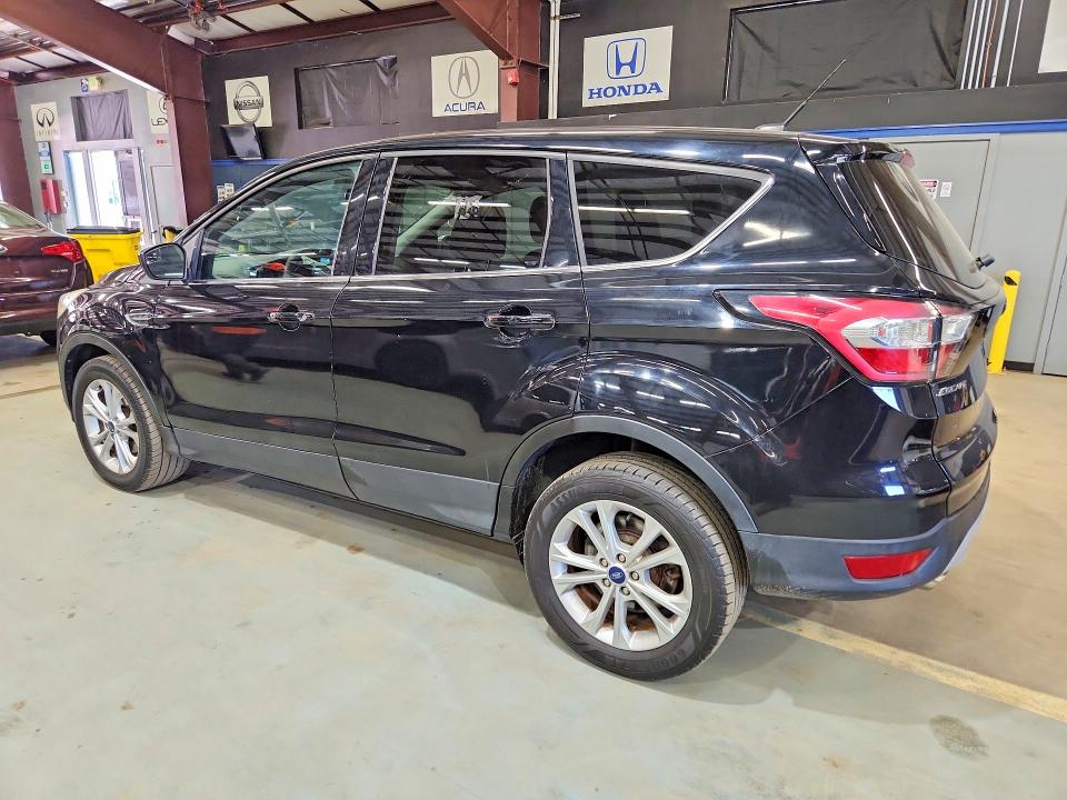 62443486 :رقم المزاد ، 1FMCU0GD5HUD71682 vin ، 2017 Ford Escape مزاد بيع