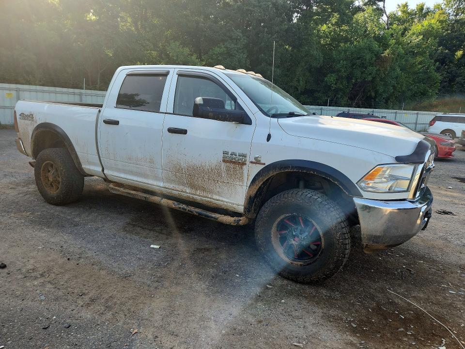 62059276 :رقم المزاد ، 3C6UR5CL2JG290126 vin ، 2018 Ram 2500 مزاد بيع