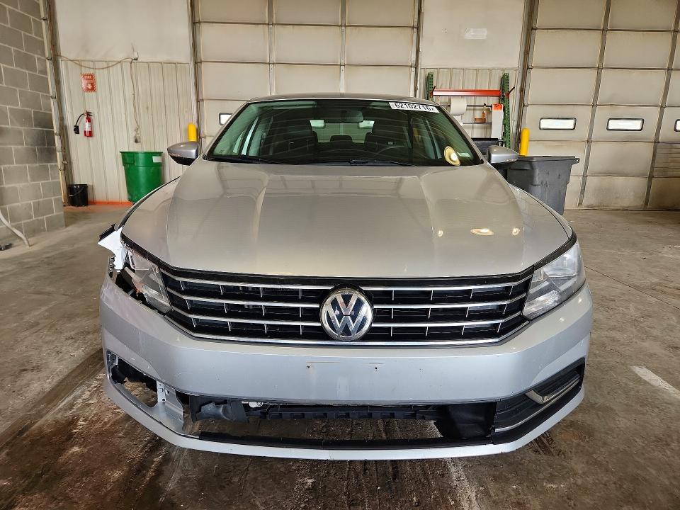 62102716 :رقم المزاد ، 1VWAA7A36JC013223 vin ، 2018 Volkswagen Passat مزاد بيع