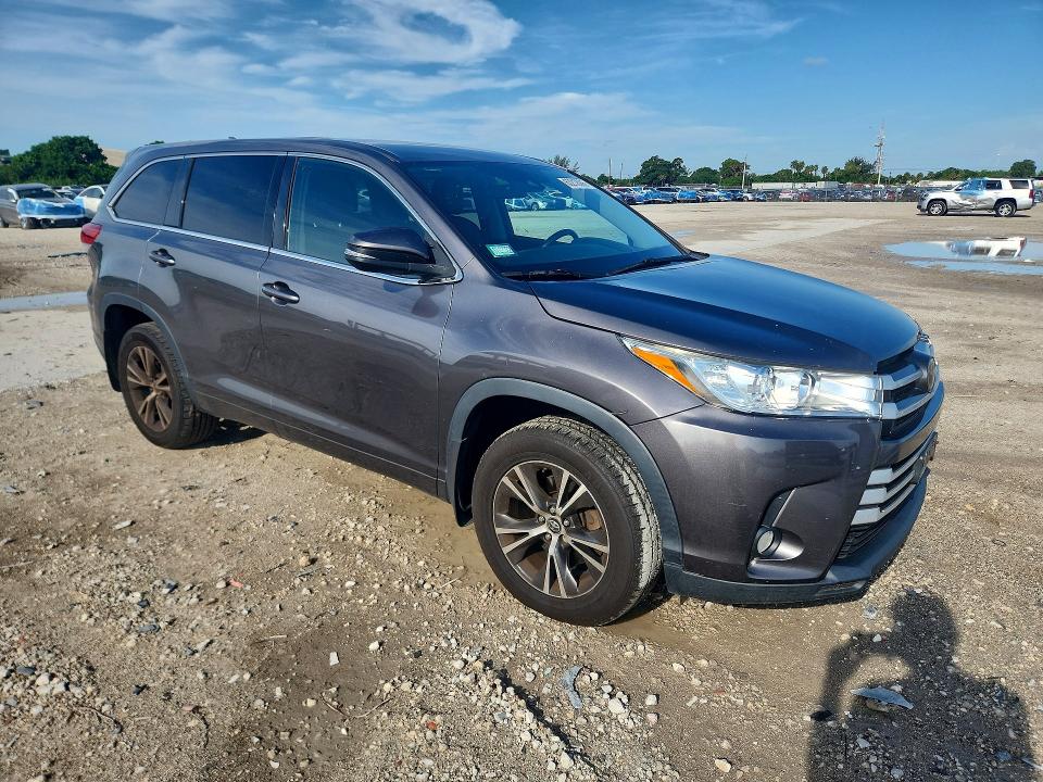 2017 Toyota Highlander მანქანა იყიდება აუქციონზე, vin: 5TDBZRFH0HS414372, აუქციონის ნომერი: 63212066
