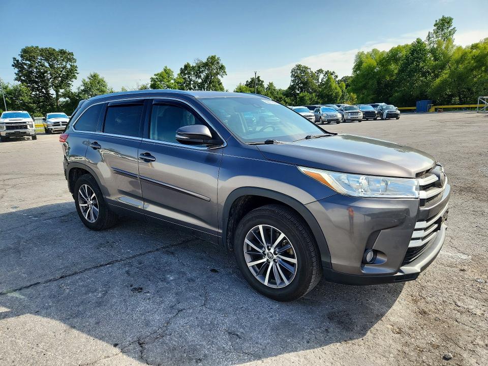 2018 Toyota Highlander მანქანა იყიდება აუქციონზე, vin: 5TDJZRFH2JS801930, აუქციონის ნომერი: 60611936