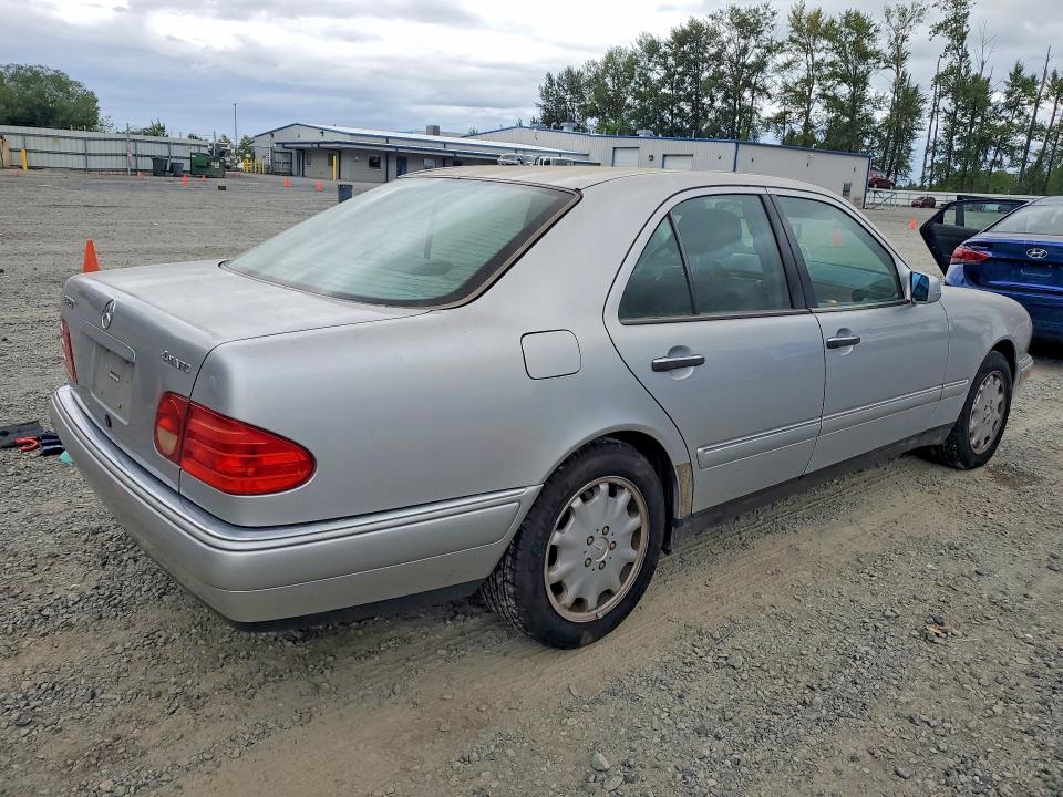 63040206 :رقم المزاد ، WDBJF82H4XX018540 vin ، 1999 Mercedes-benz E مزاد بيع