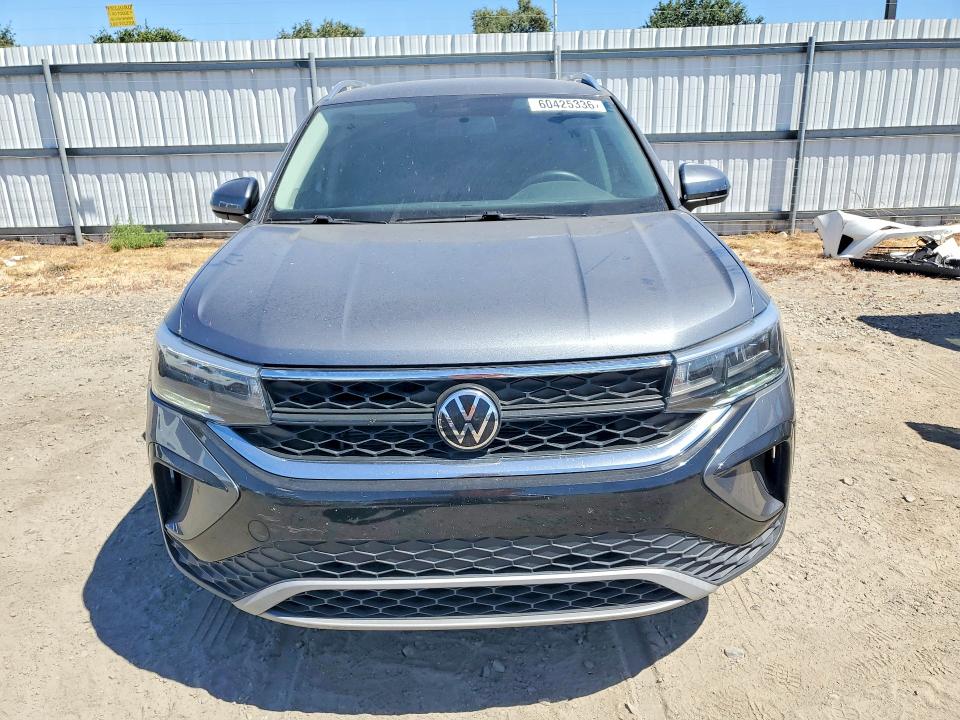 60425336 :رقم المزاد ، 3VVWX7B21NM078855 vin ، 2022 Volkswagen Taos مزاد بيع