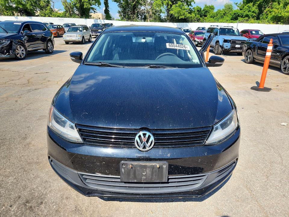 60044026 :رقم المزاد ، 3VWD17AJ5EM392702 vin ، 2014 Volkswagen Jetta مزاد بيع