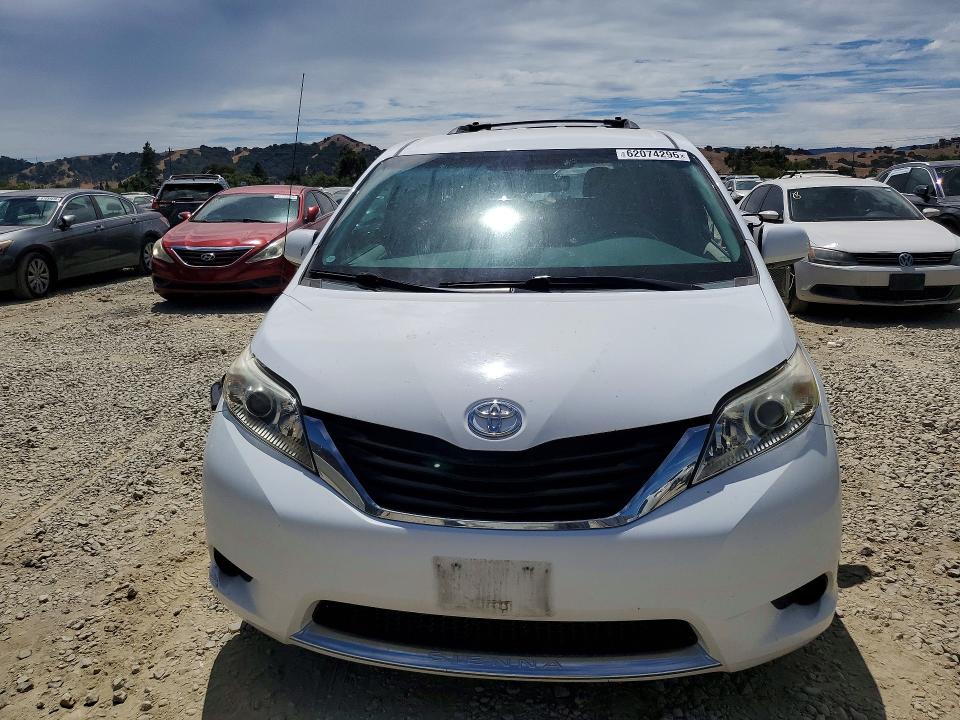 62074296 :رقم المزاد ، 5TDKK3DC6CS272935 vin ، 2012 Toyota Sienna مزاد بيع