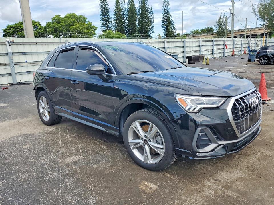 63126076 :رقم المزاد ، WA1EECF39N1081456 vin ، 2022 Audi Q3 مزاد بيع