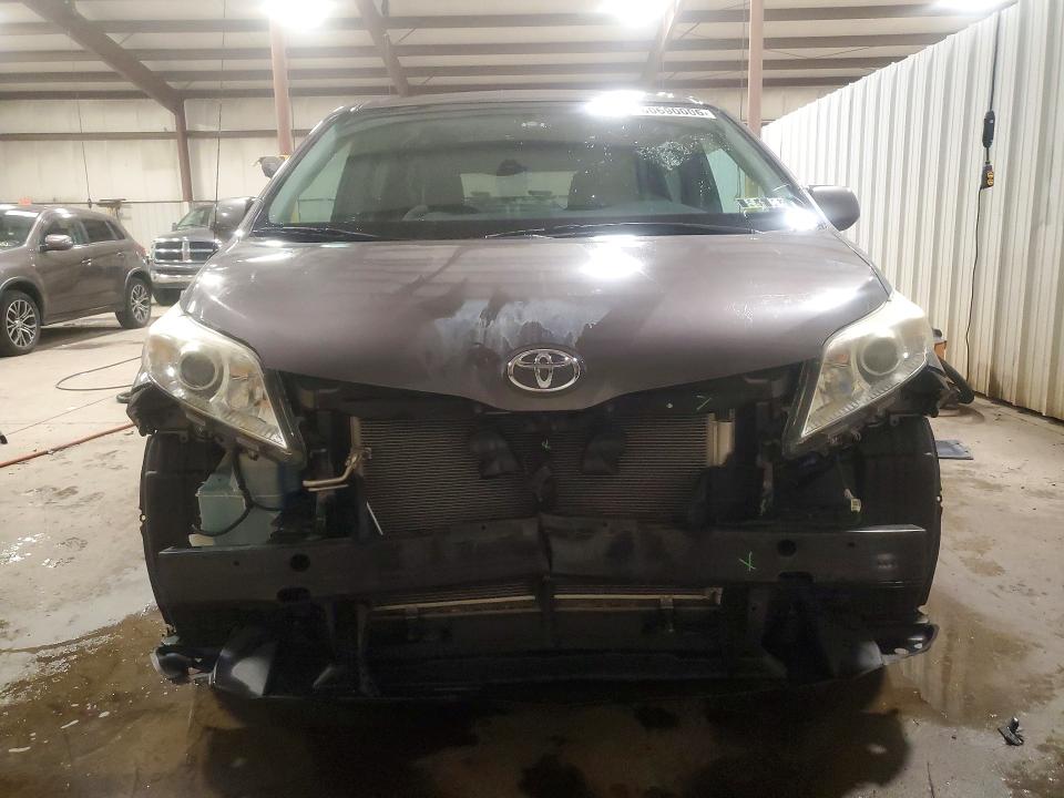 60690006 :رقم المزاد ، 5TDJK3DC8DS069719 vin ، 2013 Toyota Sienna مزاد بيع