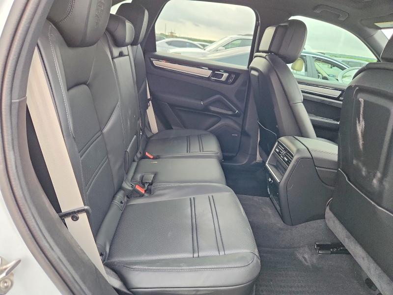 60800536 :رقم المزاد ، WP1AA2AYXNDA05917 vin ، 2022 Porsche Cayenne مزاد بيع
