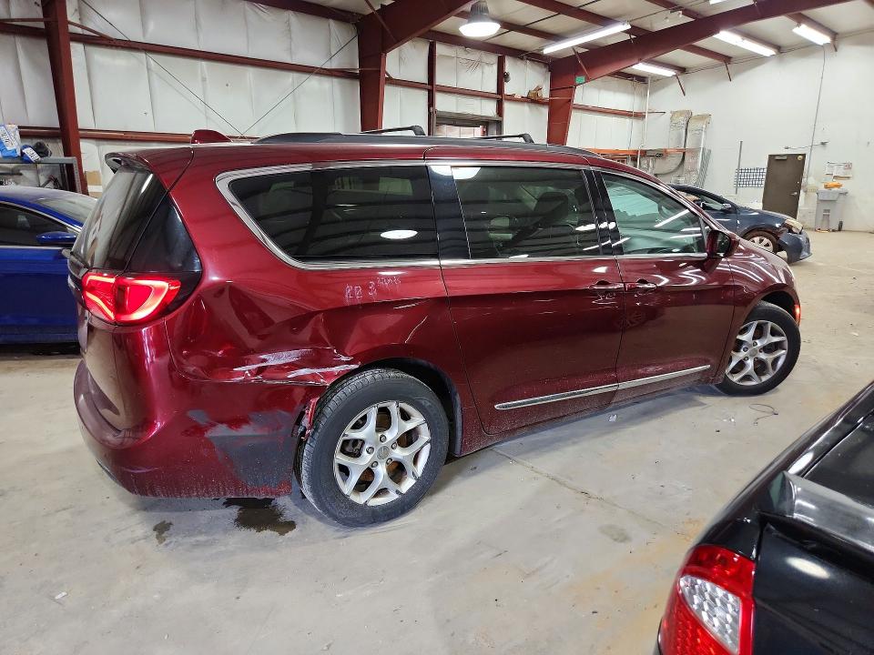 58594096 :رقم المزاد ، 2C4RC1BG7HR588009 vin ، 2017 Chrysler Pacifica مزاد بيع