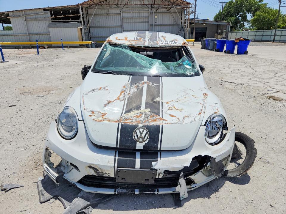 61821726 :رقم المزاد ، 3VWF17AT8HM628189 vin ، 2017 Volkswagen Beetle مزاد بيع