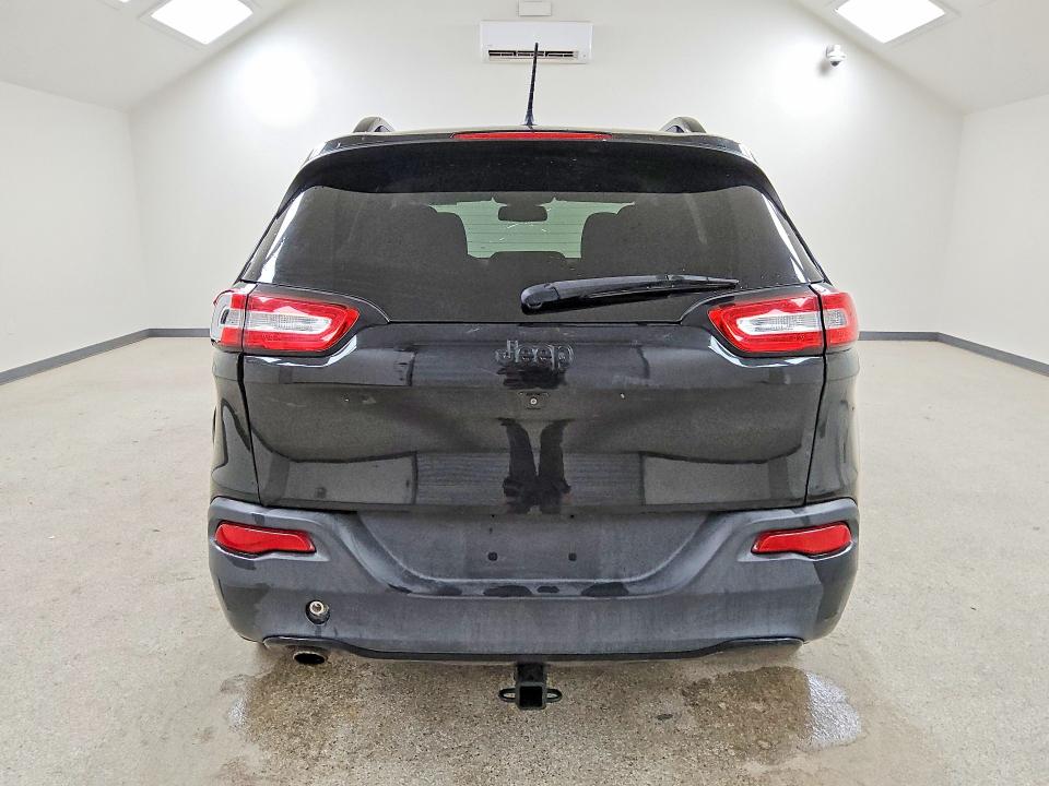 97683145 :رقم المزاد ، 1C4PJLCB8JD557033 vin ، 2018 Jeep Cherokee مزاد بيع