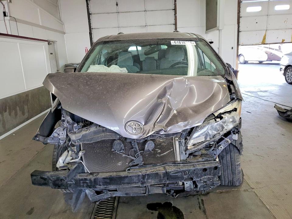 61818736 :رقم المزاد ، 5TDKK3DC7FS626479 vin ، 2015 Toyota Sienna مزاد بيع