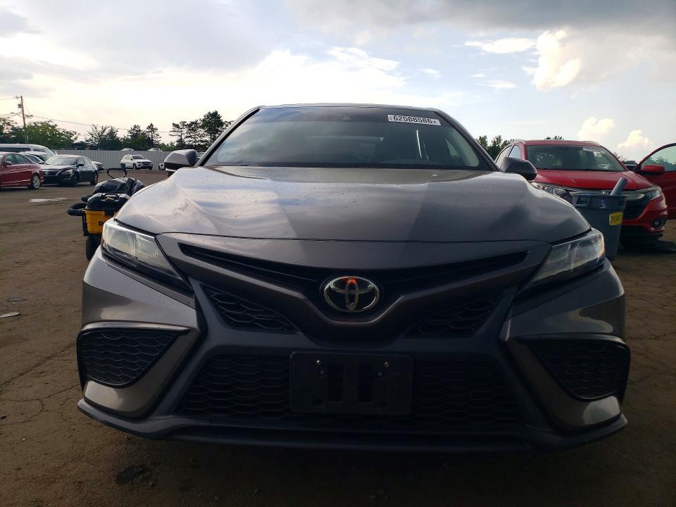 62588586 :رقم المزاد ، 4T1T11AK1MU530018 vin ، 2021 Toyota Camry مزاد بيع
