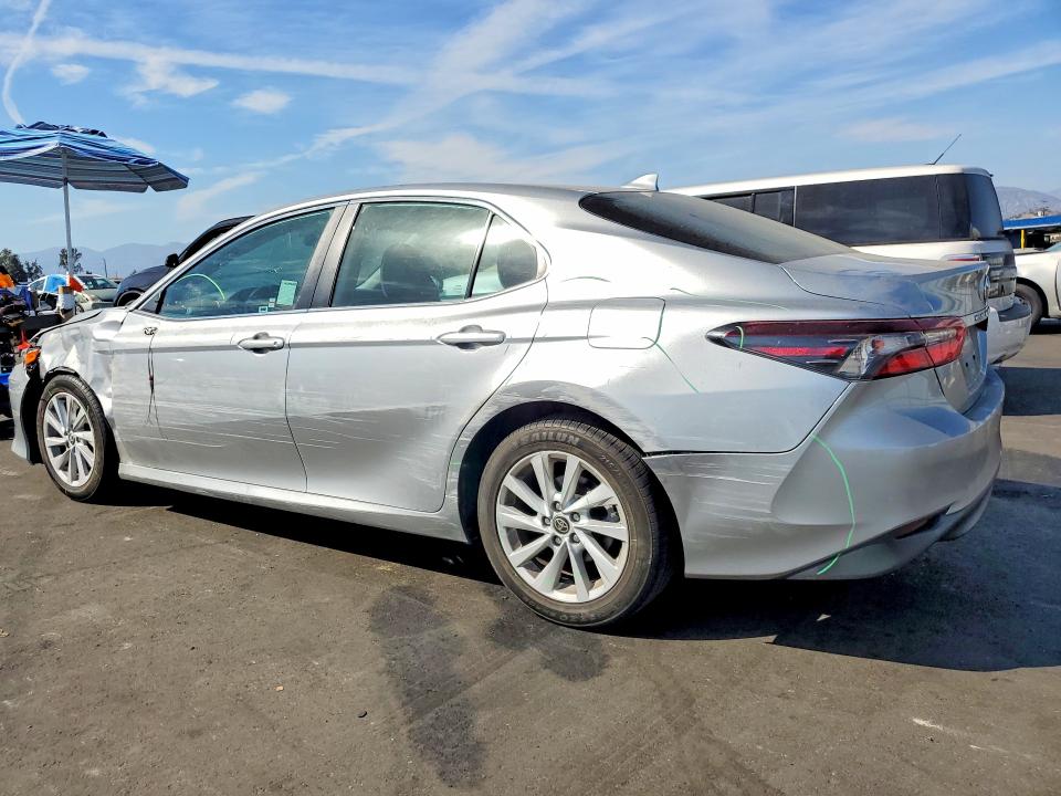 61055086 :رقم المزاد ، 4T1C11AK8NU631963 vin ، 2022 Toyota Camry مزاد بيع